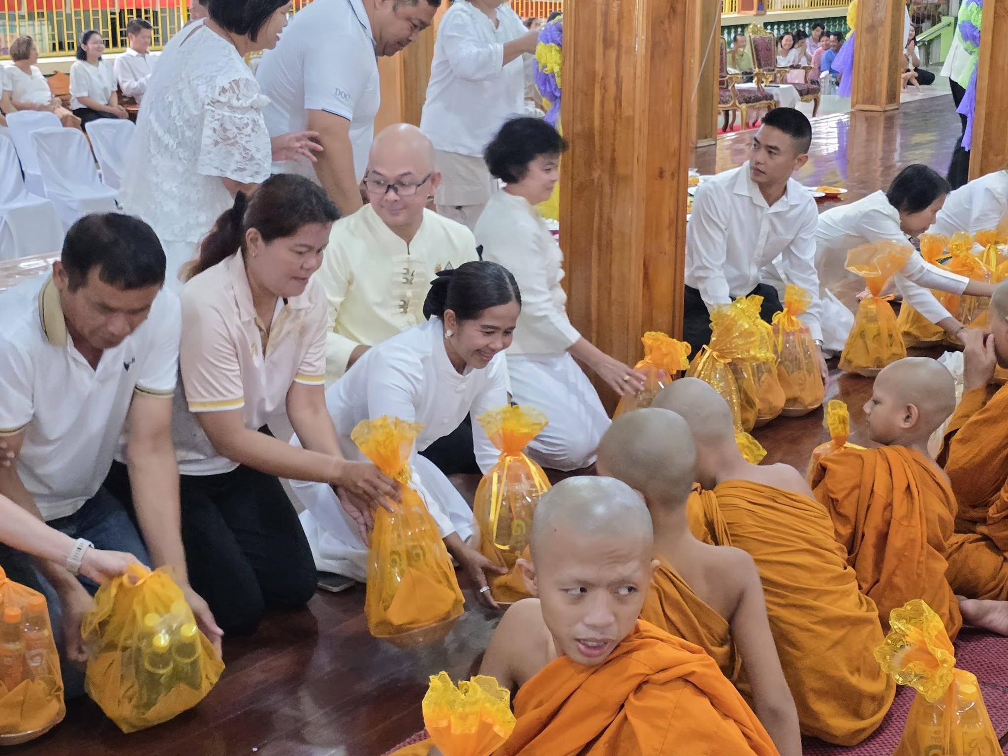 title -  ปฏิรูปที่ดินจังหวัดเพชรบุรี มอบหมายให้ นางสาวนงลักษณ์ เล็กน้อย เจ้าพนักงานธุรการชำนาญงาน พร้อมด้วย เจ้าหน้าที่ ส.ป.ก.เพชรบุรี ร่วมกิจกรรมสำคัญทางพระพุทธศาสนา (วันอาสาฬหบูชาและวันเข้าพรรษา) ประจำปี 2569